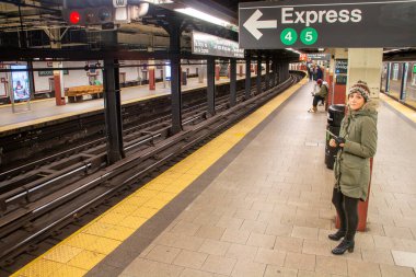New York, ABD. 11 10 2019. Metro peronunda metro treni bekleyen yolcular var. Brooklyn Köprüsü 'nün İçi - Belediye Binası metro istasyonu, New York.