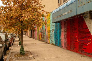 New York, ABD. 11 10 2019. Manhattan Adası 'nın kuzeyindeki Harlem mahallesinde. Irkçılığa karşı renkli ve yeniden canlandırıcı duvar resmi ve Eski Broadway 'de özgürlük lehinde.