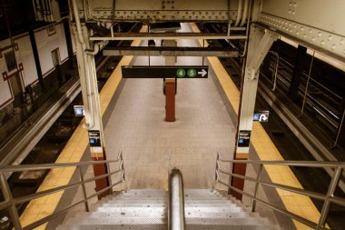 Amerika 'daki New York metrosunun yeraltı altyapısı sabahın erken saatlerinde yerinden söküldü. Brooklyn Köprüsü 'nün merdiven ve rayları Belediye Binası metro istasyonu.