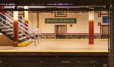 Amerika 'daki New York metrosunun yeraltı altyapısı sabahın erken saatlerinde yerinden söküldü. Brooklyn Köprüsü 'nün merdiven ve rayları Belediye Binası metro istasyonu.