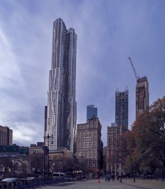 New York, ABD. 11 10 2019. Paisaje urbano de los rascacielos de New York en Manhattan en otoo. Rascacielos del 8 Spruce Caddesi desde City Hall Park Yolu. New York, Gehry, Beekman Kulesi.