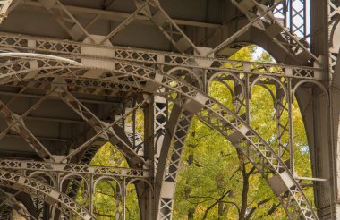 New York, ABD 'deki Harlem mahallesindeki metal kirişlerin detayları. Riverside Köprüsü 'nün kirişleri New York' taki Cotton Kulübü 'nün üzerinde..