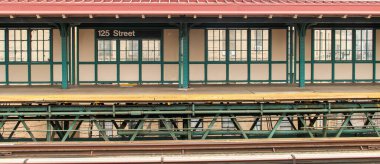 Harlem, Manhattan 'da metro mimarisi, New York City, ABD. 125. Cadde İstasyonu metro platformu, Broadway 'in üstündeki üstgeçitte..