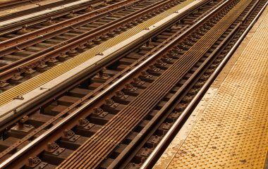 Harlem, Manhattan, New York City 'deki metro rayları. 125. Cadde İstasyonu 'ndaki metro rayları, Broadway Caddesi üzerindeki metro istasyonu, W 125. Cadde' nin kesiştiği yer..