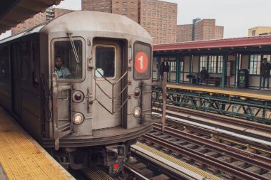 New York, ABD. 11/10/2019. Batı 125. Cadde metro istasyonundaki metro vagonu. Metro kondüktörü treniyle istasyona geliyor..