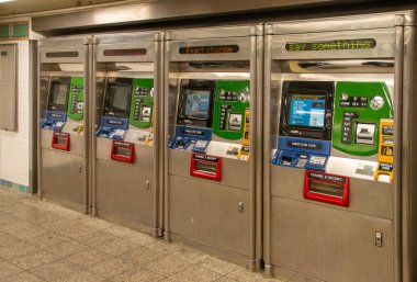 New York, ABD. 11 Kasım 2019. New York metrosundaki bilet makineleri. Times Meydanı 'ndaki bilet makineleri - 42. Cadde metro istasyonu.