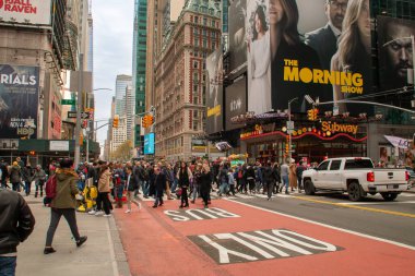 New York, USA.11 10 2019. New York sokaklarında yürüyen insanlar. Metro çıkışını ve 174. Cadde 'deki 42. Cadde' yi görüyoruz..
