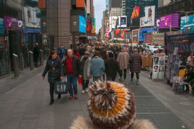 New York, ABD. 11 10 2019. New York sokaklarında yürüyen insanlar. 675 numaradan 7. Cadde 'nin kalabalık manzarası..