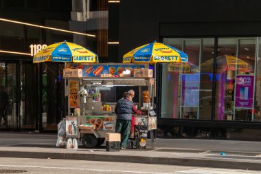 New York, ABD. 11 10 2019. New York şehir merkezindeki bir caddede tipik bir fast food arabası. Manhattan 'da 6. Bulvar' da sosisli sandviç, kraker ve kebap arabası..