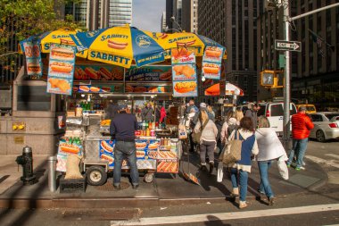 New York, ABD. 11 10 2019. New York şehir merkezindeki bir caddede tipik bir fast-food arabası. Cadde ve 6. caddenin köşesindeki sosisli standında..