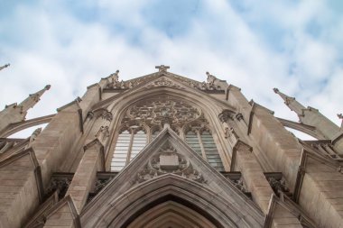 Sonbaharda New York 'taki St. Patrick Katedrali' nin cephesi, ABD. Beşinci Cadde 'deki katedralin Gotik tarzının mimari detayları..