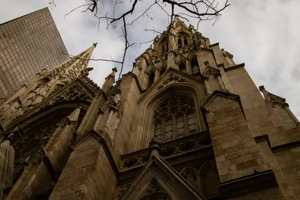Sonbaharda New York 'taki St. Patrick Katedrali' nin cephesi, ABD. Beşinci Cadde 'deki katedralin Gotik tarzının mimari detayları..