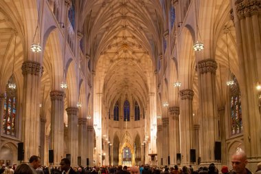 New York, ABD. 11 10 2019. Gotik St. Patrick Katedrali 'nin içi. Katolik ayininden sonra insanlar kiliseyi terk ediyor..