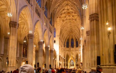 New York, ABD. 11 10 2019. Gotik St. Patrick Katedrali 'nin içi. Katolik ayininden sonra insanlar kiliseyi terk ediyor..
