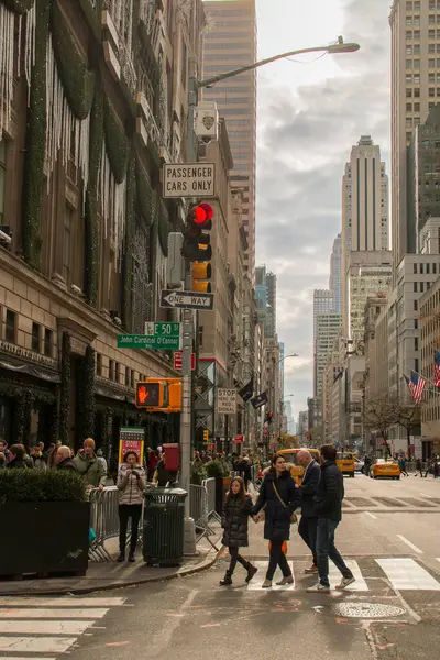 New York, ABD. 11 10 2019. New York 'ta Beşinci Cadde boyunca yürüyen insanlar. St. Patrick Katedrali 'nin yanındaki ünlü merkez caddede trafik ve kalabalık..