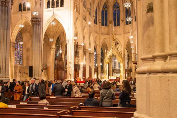New York, ABD. 11 10 2019. Gotik St. Patrick Katedrali 'nin içi. Katolik ayininden sonra insanlar kiliseyi terk ediyor..
