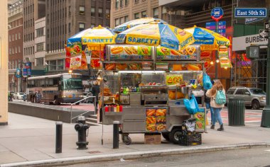 New York, ABD. 11 10 2019. New York şehir merkezindeki bir caddede tipik bir fast-food arabası. Madison Bulvarı 'nın köşesinde E 50. caddedeki sosisli standında..