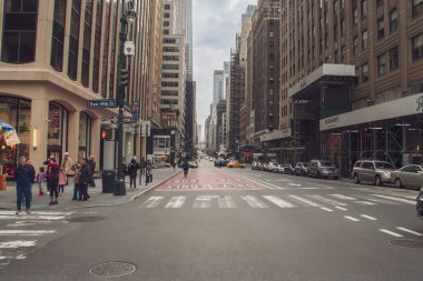 New York, Birleşik Devletler. 11 10 2019. Gökdelenleri ve New York şehir merkezinin ana caddeleri olan şehir manzarası. E 50. Cadde 'den Madison Bulvarı manzarası.