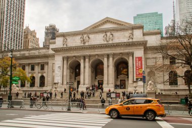 New York, ABD. 11 10 2019. New York 'taki Beşinci Cadde' nin manzarası. New York Halk Kütüphanesi 'nin 476. Cadde' deki Neoklasik cephesi.