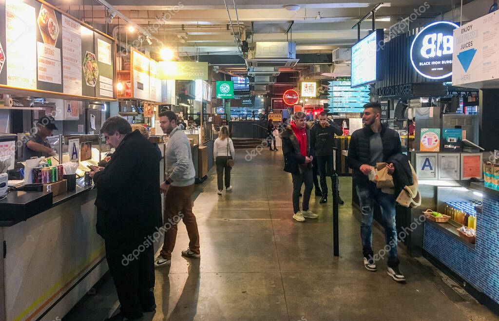 New York, USA. 11 10 2019. Indoor market with fast-food restaurants in downtown New York. Urbanspace Vanderbilt on Park Ave, with more than 20 restaurants.