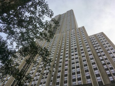 Empire State Binası gökdeleni W 34. Cadde, NYC, ABD. New York şehrinin ufuk çizgisi, Manhattan 'ın merkezinde alçak bir açıdan görünen büyük bir gökdelen..