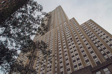 Empire State Binası gökdeleni W 34. Cadde, NYC, ABD. New York şehrinin ufuk çizgisi, Manhattan 'ın merkezinde alçak bir açıdan görünen büyük bir gökdelen..