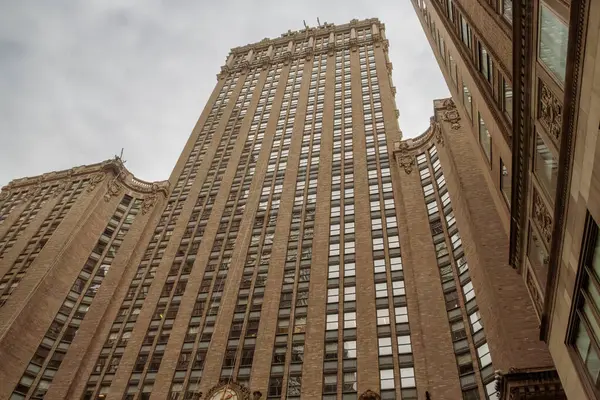 230 Park Avenue, NYC, ABD 'deki Helmsley binası. Manhattan 'ın merkezinde büyük bir gökdelenin New York şehrinin ufuk çizgisi.