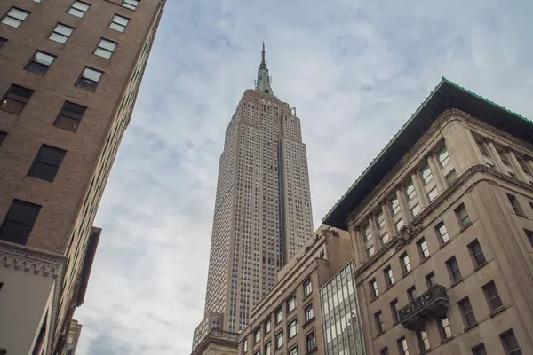 5. Cadde, NYC, ABD 'deki Empire State Binası gökdeleninde. New York şehrinin ufuk çizgisi, Manhattan 'ın merkezinde alçak bir açıdan görünen büyük bir gökdelen..