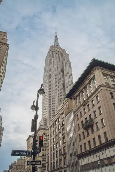 5. Cadde, NYC, ABD 'deki Empire State Binası gökdeleninde. New York şehrinin ufuk çizgisi, Manhattan 'ın merkezinde alçak bir açıdan görünen büyük bir gökdelen..