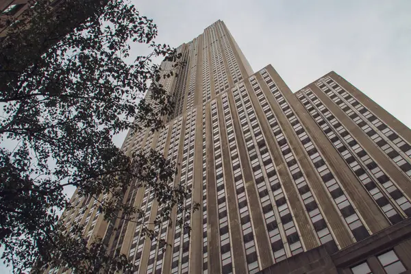 Empire State Binası gökdeleni W 34. Cadde, NYC, ABD. New York şehrinin ufuk çizgisi, Manhattan 'ın merkezinde alçak bir açıdan görünen büyük bir gökdelen..