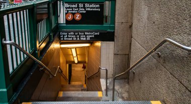 Metro girişi, Broad St. Station, Manhattan, New York, ABD 'de 35 Broad Caddesi' nin yanında. New York metrosunun metro merdivenlerine erişim.