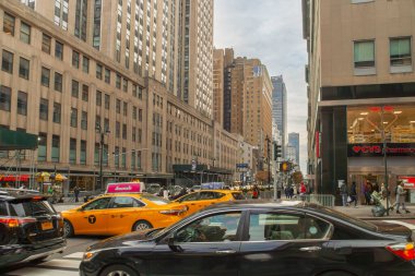 New York, ABD. 11 10 2019. Manhattan şehir merkezinin caddelerinin manzarası. 34. cadde, araba ve insanlarla dolu, Beşinci Cadde 'ye kadar uzanıyor..