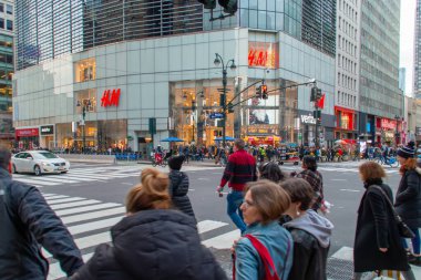 New York, ABD. 11 10 2019. Manhattan şehir merkezinin caddelerinin manzarası. Cadde ve W 34 'ün kesiştiği yerde insanlar ve arabalar var..