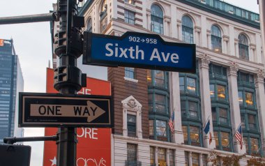 New York, ABD. 11 10 2019. New York 'un bir köşesindeki sokak lambasında bilgilendirme yazısı. 6. Cadde ile 34. Batı caddesinin kesiştiği yeri işaretle. New York şehri manzarası.