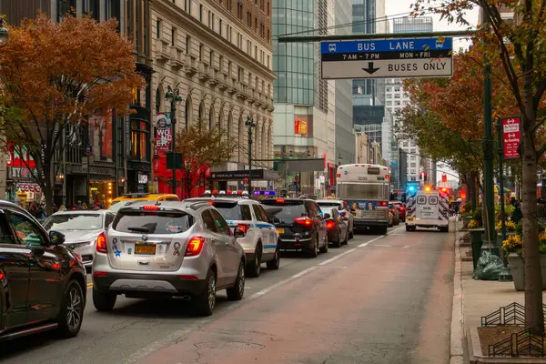 New York, ABD. 11 10 2019. Manhattan şehir merkezinin caddelerinin manzarası. 34. Cadde 'de trafik yoğun, araba dolu ve otobüs şeridi açık..