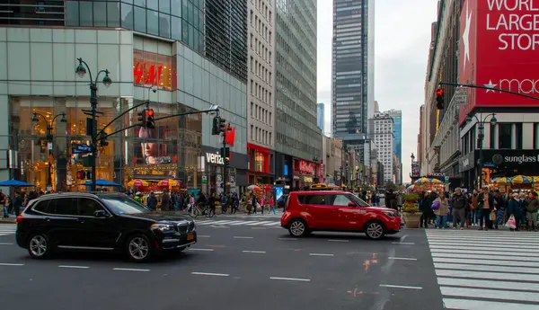 New York, ABD. 11 10 2019. Manhattan şehir merkezinin caddelerinin manzarası. Cadde ve W 34 'ün kesiştiği yerde insanlar ve arabalar var..