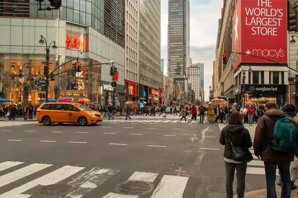 New York, ABD. 11 10 2019. Manhattan şehir merkezinin caddelerinin manzarası. Cadde ve W 34 'ün kesiştiği yerde insanlar ve arabalar var..