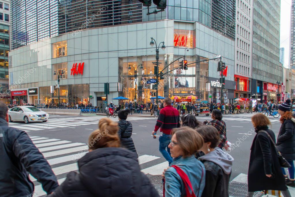 New York, USA. 11 10 2019. Cityscape of the streets of downtown Manhattan. People and cars at the intersection of 6th Ave and W 34th St.