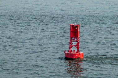 Kızıl denizcilik şamandırası. Şamandıra New York 'un Yukarı Koyu, ABD' de yer almaktadır..