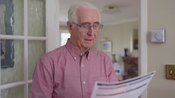 Беспокоится Старший Человек Биллом Отключение Центрального Отопления Термостат Дома Энергетическом — стоковое видео