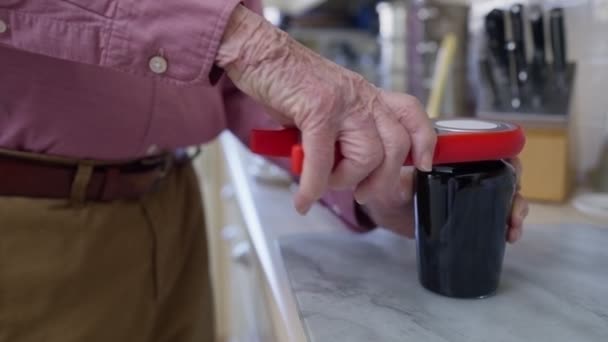 Nahaufnahme Eines Seniors Der Mit Küchenhilfe Deckel Aus Glas Nimmt — Stockvideo
