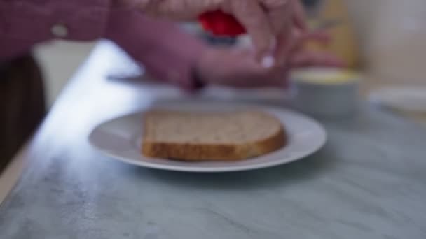 Zbliżenie Starszego Mężczyzny Zapaleniem Stawów Kuchni Pomocą Dostosowanych Sztućców Chleba — Wideo stockowe