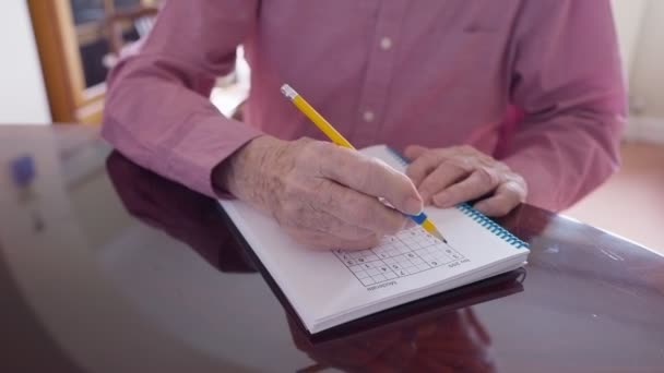 Sudoku Bulmaca Kitabına Yazmak Için Kalem Yardımıyla Artriti Olan Yaşlı — Stok video