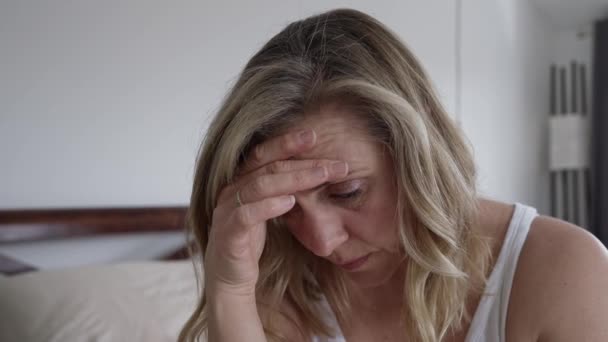 Menopauzální Starší Žena Trpí Nízkou Náladou Úzkostí Sedí Posteli Doma — Stock video