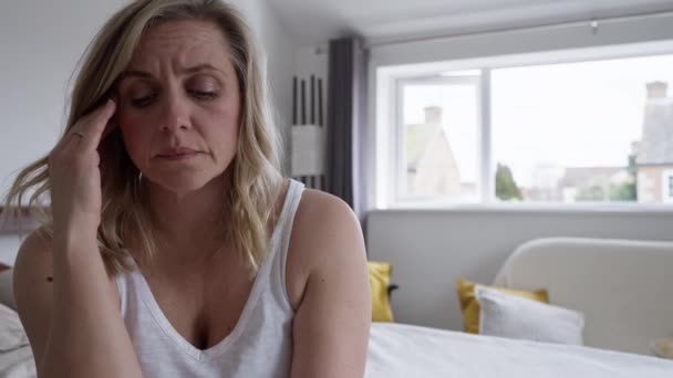 Εμμηνοπαυσιακή Ώριμη Γυναίκα Που Υποφέρει Χαμηλή Διάθεση Και Άγχος Κάθεται — Αρχείο Βίντεο