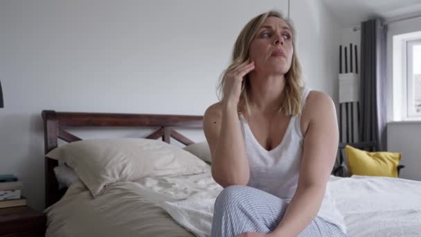 Femme Mûre Ménopausée Souffrant Faible Humeur Anxiété Assise Sur Lit — Video