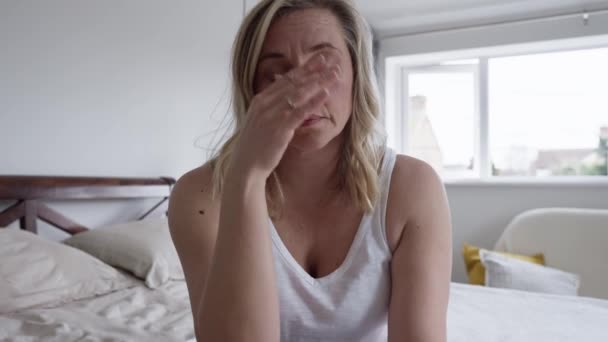 Εμμηνοπαυσιακή Ώριμη Γυναίκα Που Υποφέρει Χαμηλή Διάθεση Και Άγχος Κάθεται — Αρχείο Βίντεο