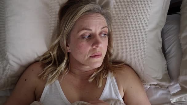 Menopausal Mature Woman Suffering Insomnia Bed Home — Αρχείο Βίντεο