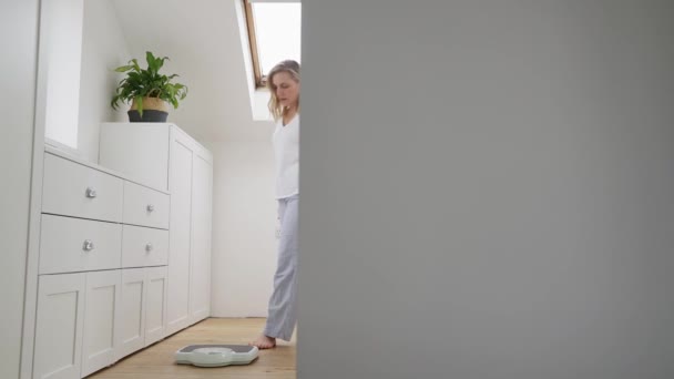 Menopozlu Olgun Kadın Evdeki Yatak Odası Ndaki Ölçeklerin Üzerinde Duran — Stok video