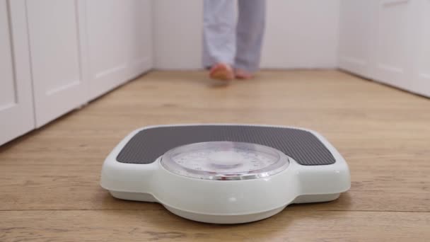与体重增加有关的绝经期妇女在家中卧房中的近视 — 图库视频影像